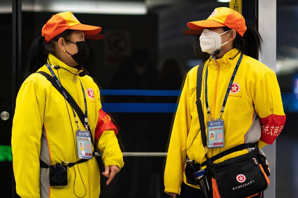 Schutz vor dem Coronavirus: Die Angestellten der Pekinger U-Bahn tragen Mundschutz.