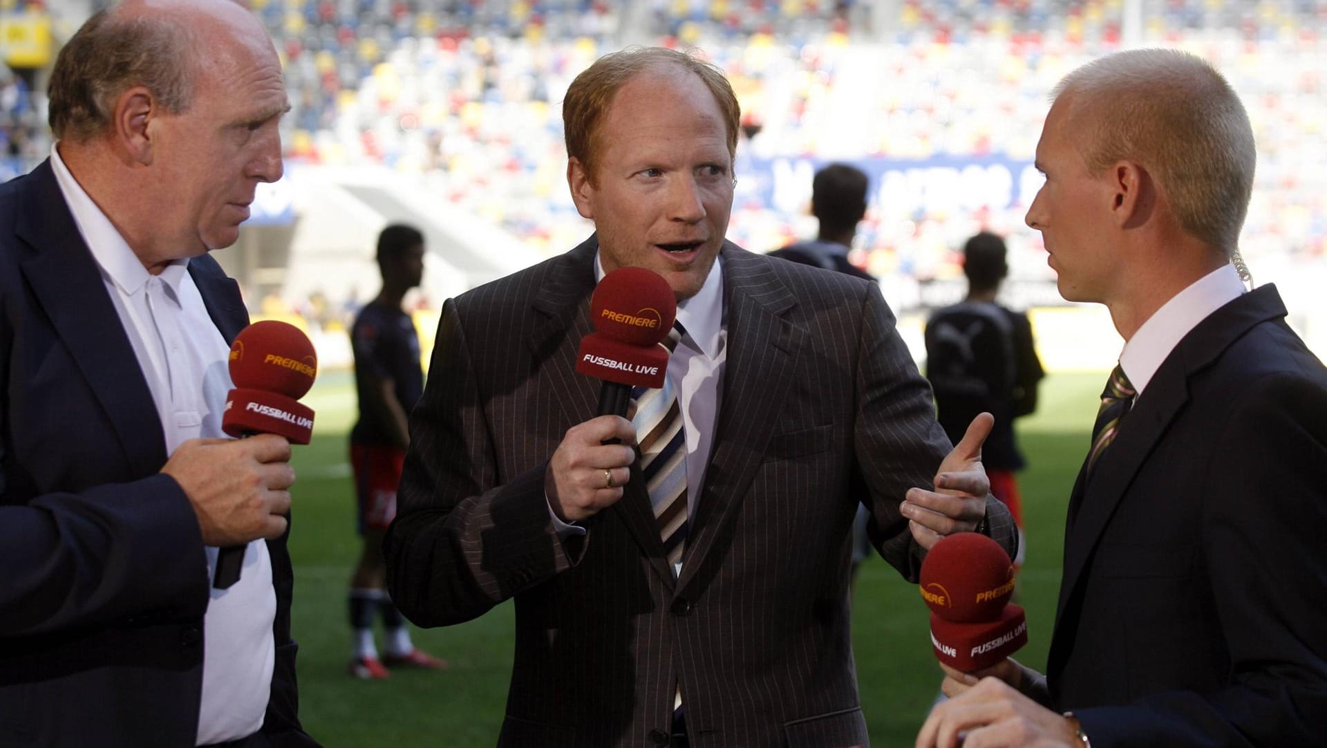 Matthias Sammer (M.) mit Premiere-Moderator Jan Henkel im Sommer 2006. Links zu sehen: der damalige Hertha-Manager Dieter Hoeneß.