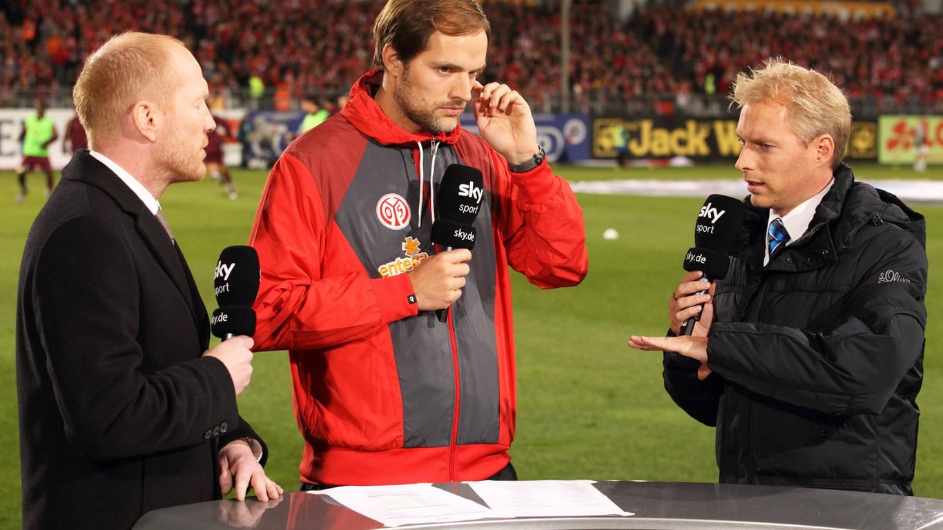 Matthias Sammer, Mainz-Trainer Thomas Tuchel und der damalige Sky-Moderator Jan Henkel bei einem Bundesliga-Spiel im November 2010.