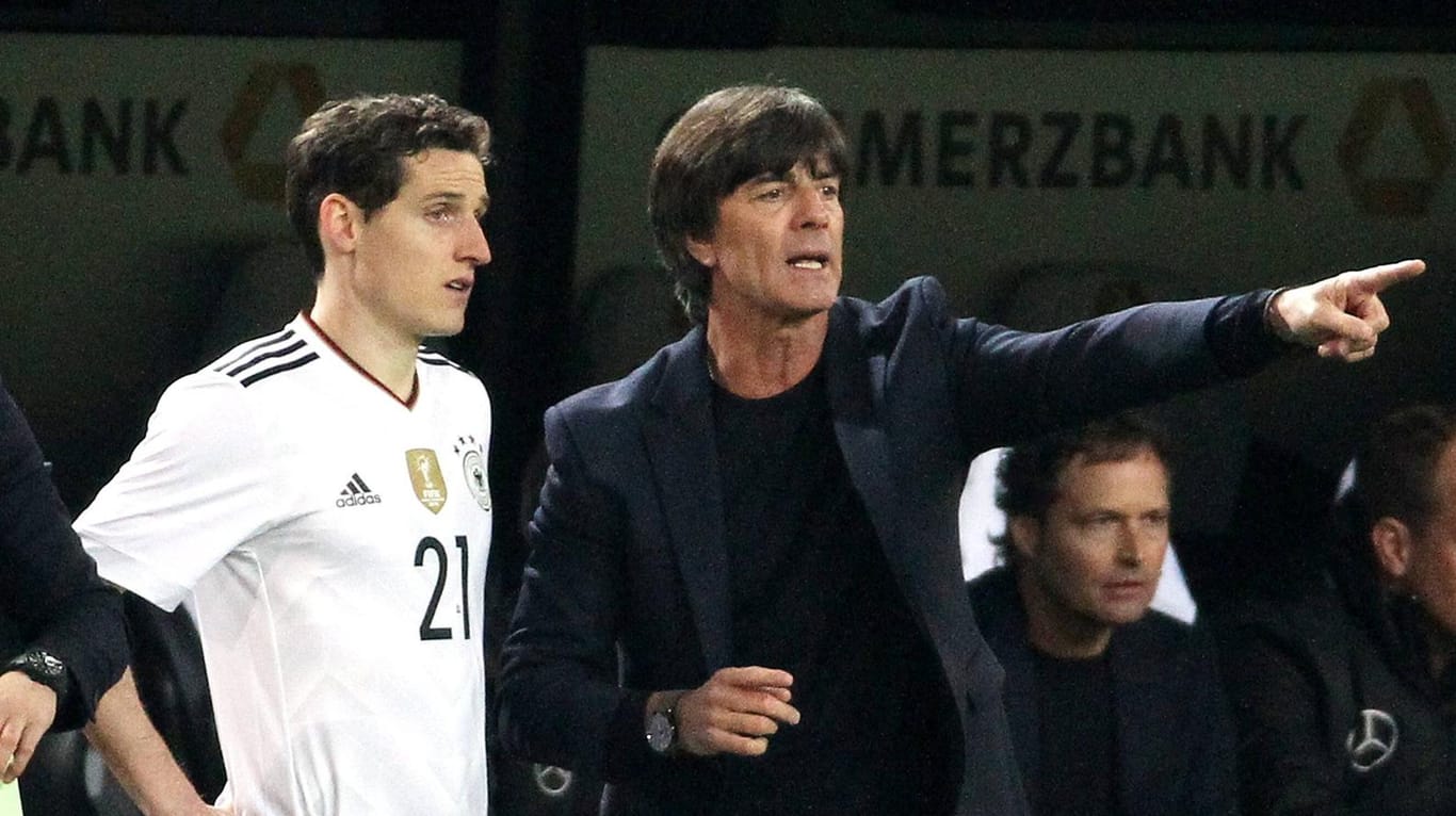 Bundestrainer Joachim Löw (re.), hier im Jahr 2017, setzt seit Jahren auf Sebastian Rudy.