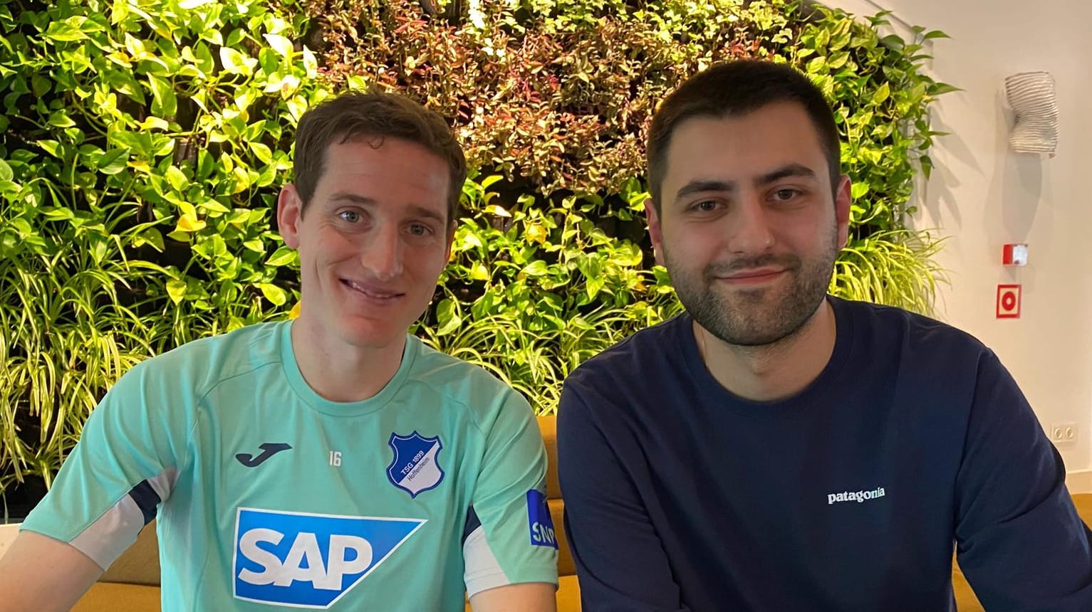 Sebastian Rudy (li.) mit t-online.de-Reporter Dominik Sliskovic im TSG-Mannschaftshotel in Marbella/Spanien.