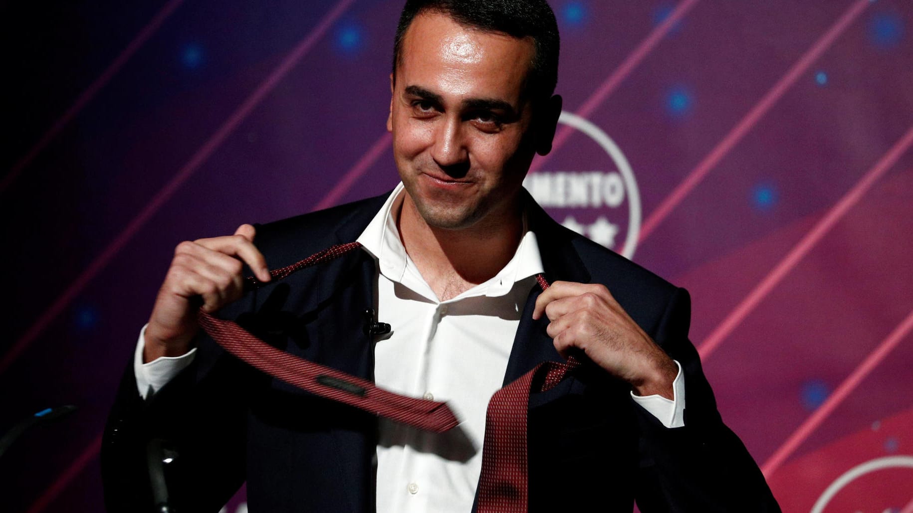Luigi di Maio: Als Chef der Fünf-Sterne-Bewegung tritt er zurück, Außenminister will er bleiben. Luigi di Maio: Als Chef der Fünf-Sterne-Bewegung tritt er zurück, Außenminister will er bleiben.