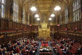 Im britischen Oberhaus wird der Gesetzentwurf zum Austritt Großbritanniens aus der Europäischen Union diskutiert.