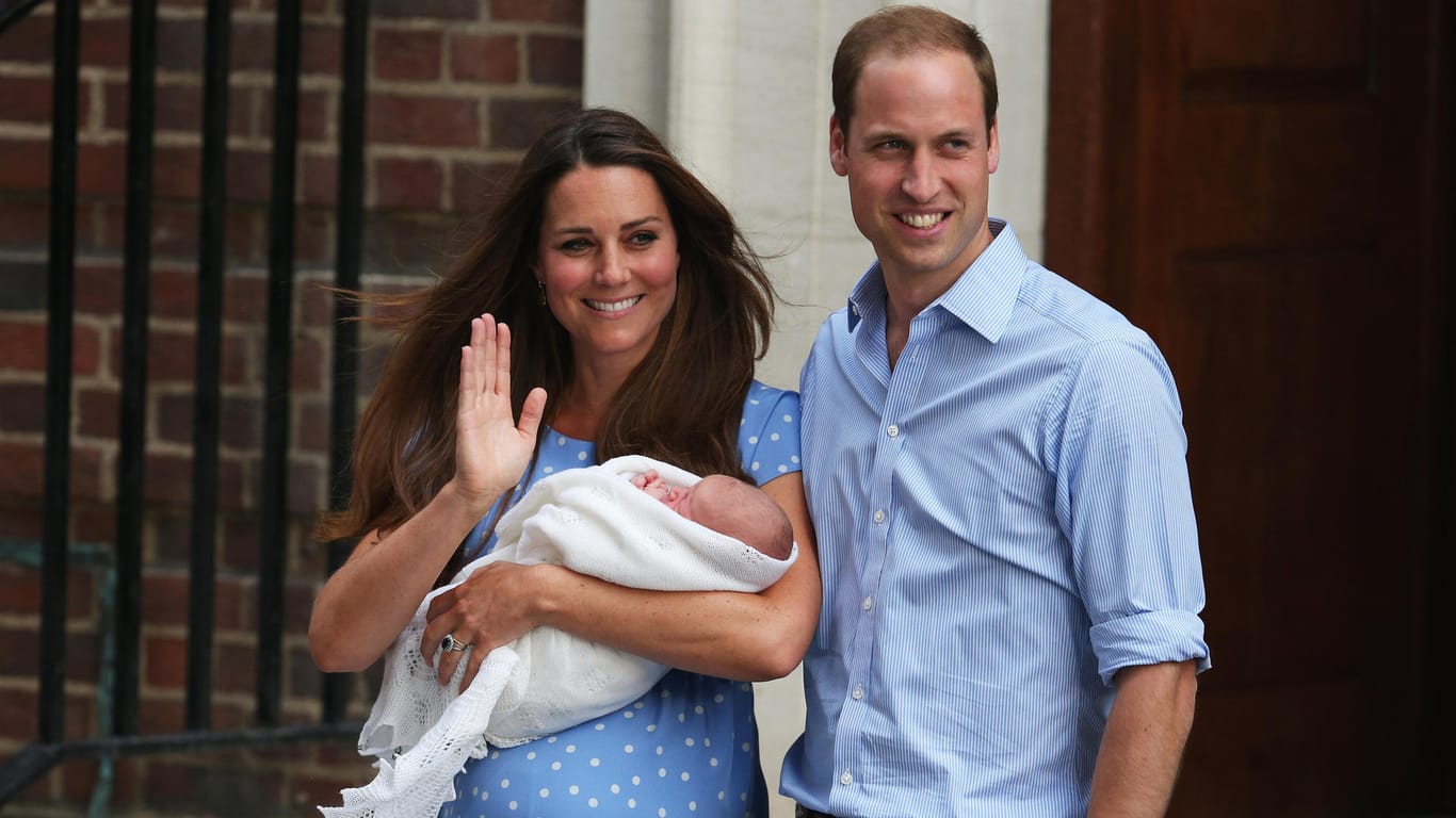 Herzogin Kate und Prinz William mit Prinz George: Es war der erste Auftritt nach seiner Geburt im Juli 2013 vor dem Lindo Wing des St.-Mary's-Krankenhauses in London.