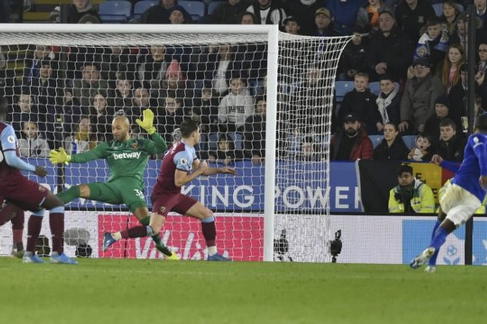 Leicester-Torschütze Ricardo Pereira (r) sorgte gegen West Ham für die Vorentscheidung.