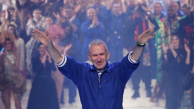 Der französische Mode-Designer Jean Paul Gaultier verabschiedet sich vom Publikum.