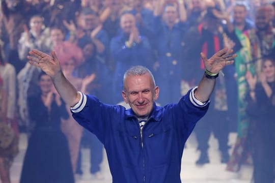 Der französische Mode-Designer Jean Paul Gaultier verabschiedet sich vom Publikum.