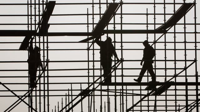Gerüstbauer errichten in Hamburg auf einer Brückenbaustelle in der Hafencity ein Gerüst. Gerüstbauer errichten in Hamburg auf einer Brückenbaustelle in der Hafencity ein Gerüst.