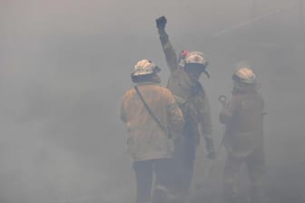 Einsatz in der Nähe von Canberra: Feuerwehrmänner versuchen, ein Buschfeuer außerhalb der australischen Hauptstadt zu löschen.