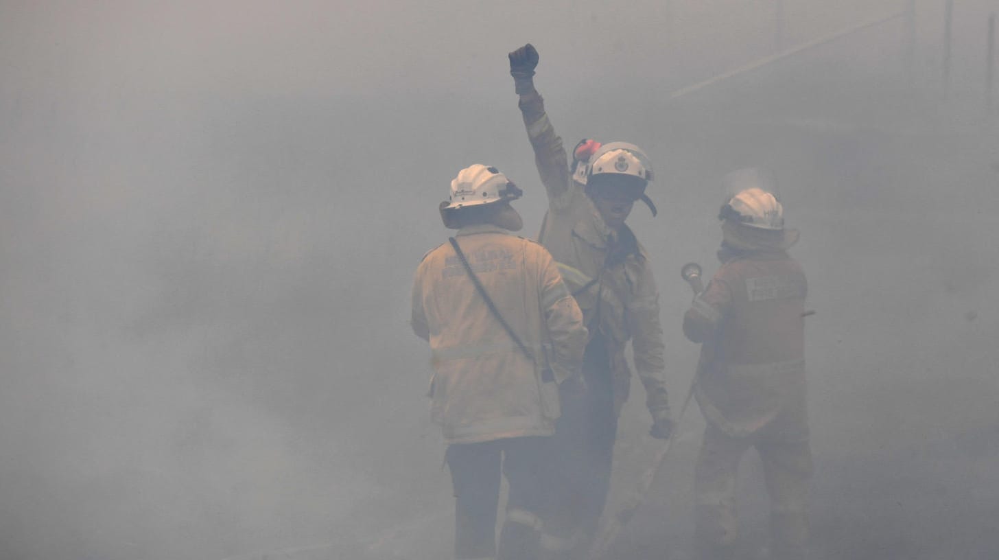 Einsatz in der Nähe von Canberra: Feuerwehrmänner versuchen, ein Buschfeuer außerhalb der australischen Hauptstadt zu löschen. Einsatz in der Nähe von Canberra: Feuerwehrmänner versuchen, ein Buschfeuer außerhalb der australischen Hauptstadt zu löschen.