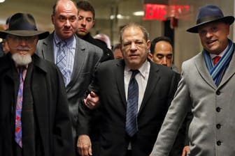 Harvey Weinstein: Auf dem Weg zum Prozess verzichtete der Hollywood-Mogul diesmal auf Gehhilfe, gestützt wurde er dennoch