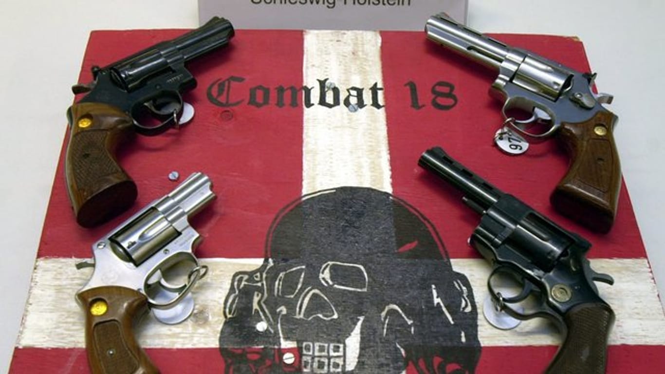 Sichergestellte Waffen der Neonazi-Gruppe "Combat 18" im schleswig-holsteinischen Landeskriminalamt in Kiel.