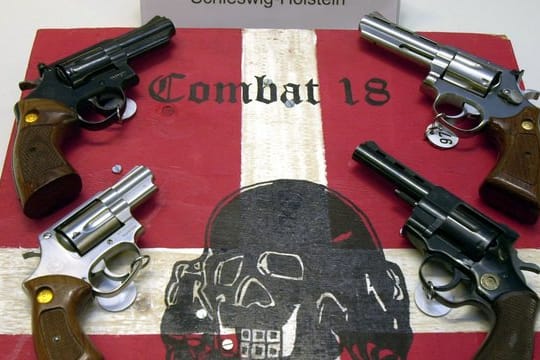 Sichergestellte Waffen der Neonazi-Gruppe "Combat 18" im schleswig-holsteinischen Landeskriminalamt in Kiel.