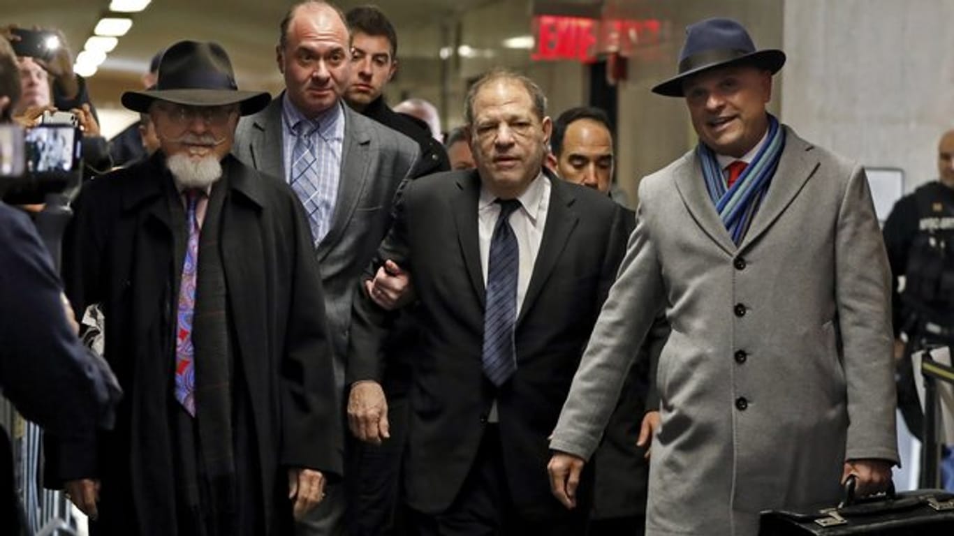 Auf dem Weg zur Verhandlung: Harvey Weinstein und der Anwalt Arthur Aidala (r).