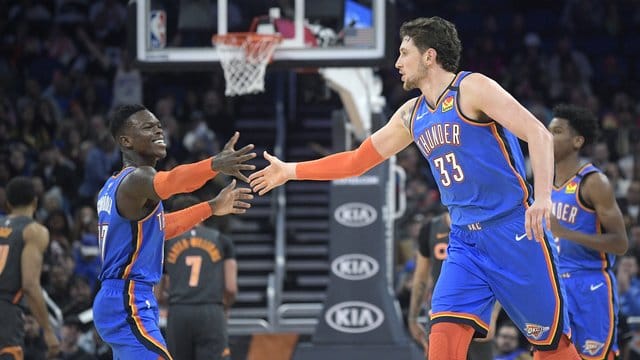 Dennis Schröder (l) von den Oklahoma City Thunder jubelt mit seinem Teamkollegen Mike Muscala über einen Punktgewinn. Dennis Schröder (l) von den Oklahoma City Thunder jubelt mit seinem Teamkollegen Mike Muscala über einen Punktgewinn.