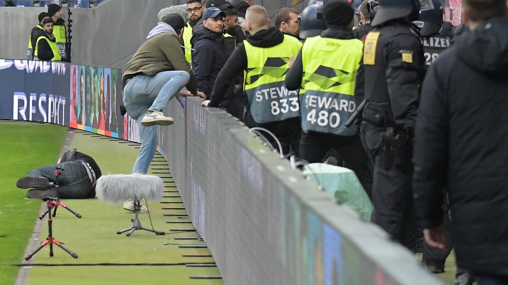 Ein verletzter Eintracht-Fan liegt nach einem Polizeieinsatz am Boden: Das Land Hessen wurde dafür verklagt.