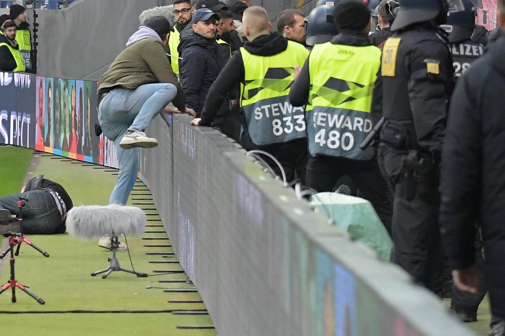 Ein verletzter Eintracht-Fan liegt nach einem Polizeieinsatz am Boden: Das Land Hessen wurde dafür verklagt.