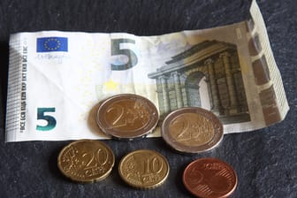 Bargeld: Der gesetzliche Mindestlohn wurde zum 1. Januar 2020 auf 9,35 Euro pro Stunde angehoben.