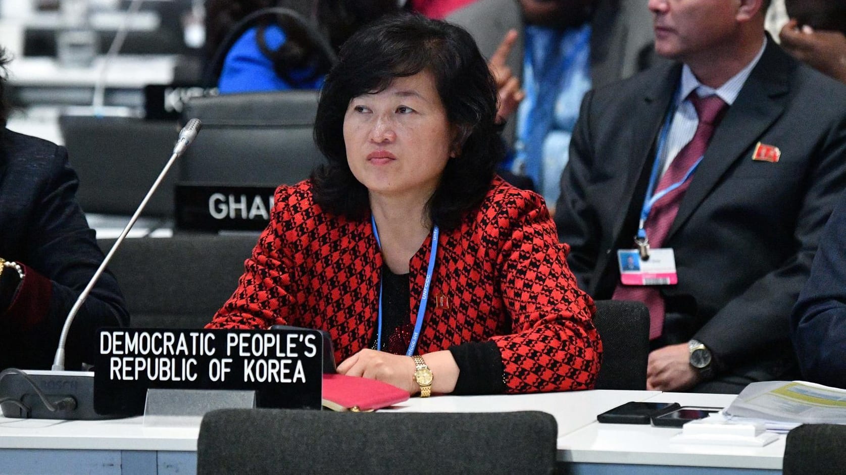 Eine nordkoreanische Delegierte beim Klimagipfel in Madrid: "Wir haben ja schließlich auch diplomatische Beziehungen mit Nordkorea." Eine nordkoreanische Delegierte beim Klimagipfel in Madrid: "Wir haben ja schließlich auch diplomatische Beziehungen mit Nordkorea."