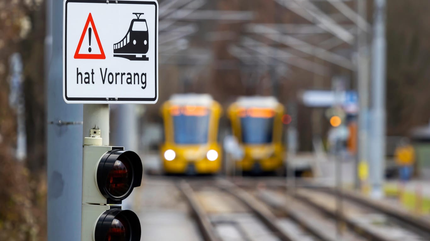 Stadtbahnen nahen heran: In Stuttgart ist eine Jugendliche von einer Stadtbahn erfasst worden.