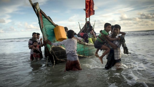 Aus Myanmar geflohene Rohingya gehen im Herbst 2017 auf einer Insel in Bangladesch an Land. Aus Myanmar geflohene Rohingya gehen im Herbst 2017 auf einer Insel in Bangladesch an Land.