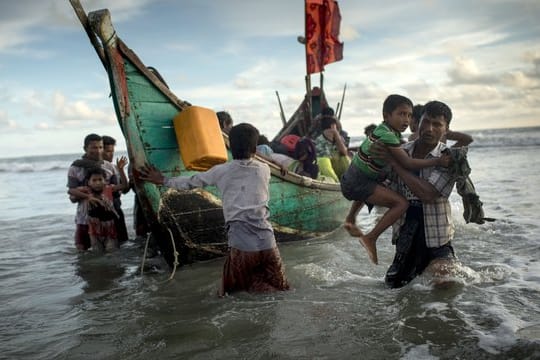 Aus Myanmar geflohene Rohingya gehen im Herbst 2017 auf einer Insel in Bangladesch an Land.