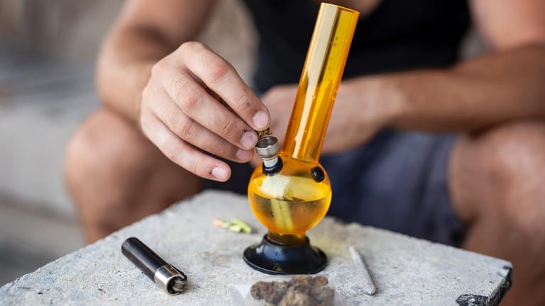 Cannabiskonsum: Eine Möglichkeit ist neben dem Rauchen eines Joints der Konsum über eine sogenannte Bong.
