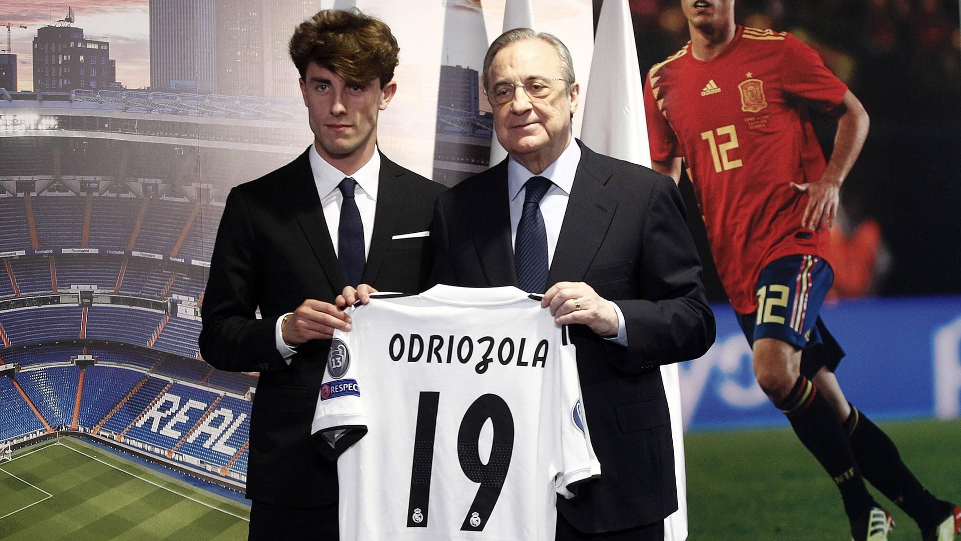 Florentino Perez (r.) überreicht Alvaro Odriozola im Sommer 2018 das Trikot mit der Nummer 19.