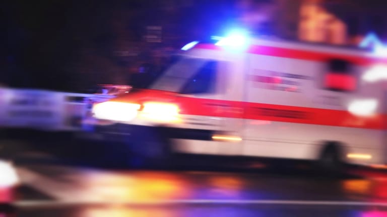 Rettungswagen mit Blaulicht (Symbolbild): Bei einem Schulbus-Unfall wurden am Donnerstagmorgen in Oberbayern mehrere Kinder verletzt.