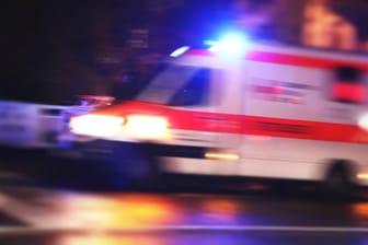 Rettungswagen mit Blaulicht (Symbolbild): Bei einem Schulbus-Unfall wurden am Donnerstagmorgen in Oberbayern mehrere Kinder verletzt.