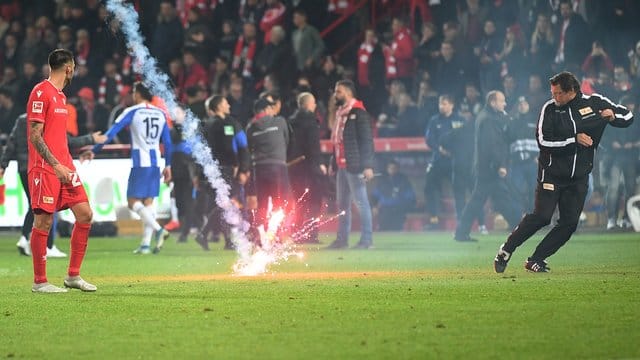 Während des Derbys zwischen Union Berlin und Hertha BSC kam es zu schweren Zwischenfällen. Während des Derbys zwischen Union Berlin und Hertha BSC kam es zu schweren Zwischenfällen.