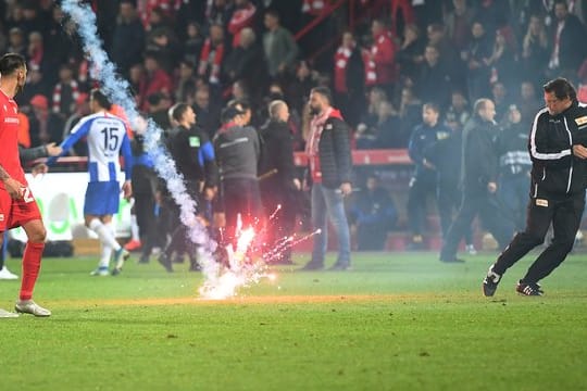 Während des Derbys zwischen Union Berlin und Hertha BSC kam es zu schweren Zwischenfällen.