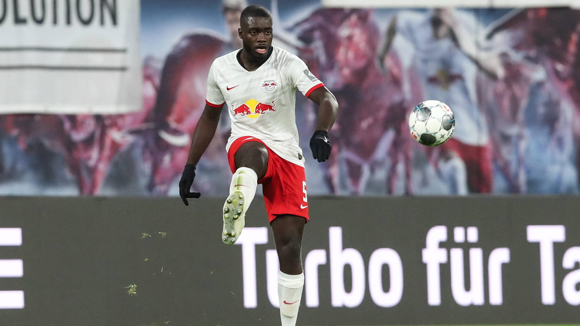 RB Leipzig: Bayern soll Interesse an Upamecano haben.