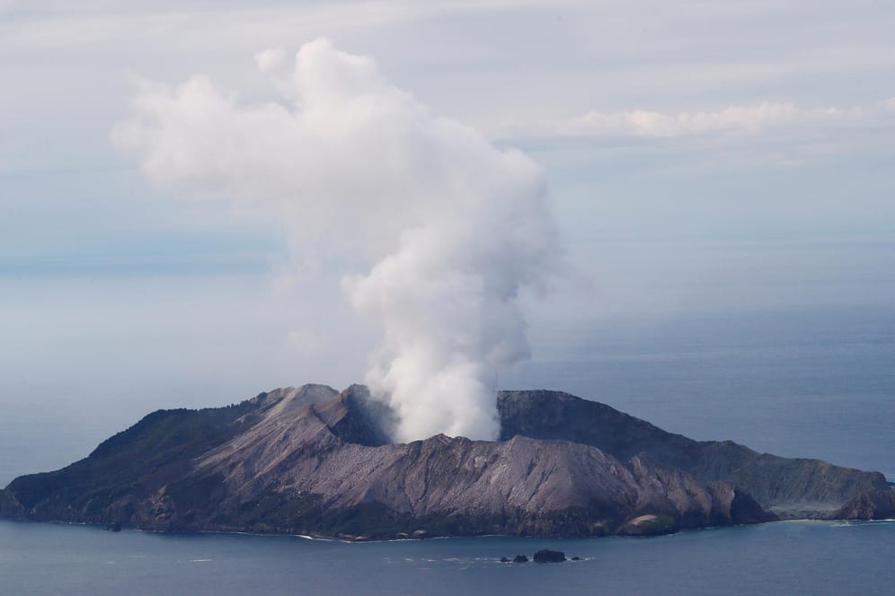 Eine Luftaufnahme vom Vulkan Whakaari am 12. Dezember: Der Vulkan war vor dem Ausbruch bereits sichtbar aktiv.