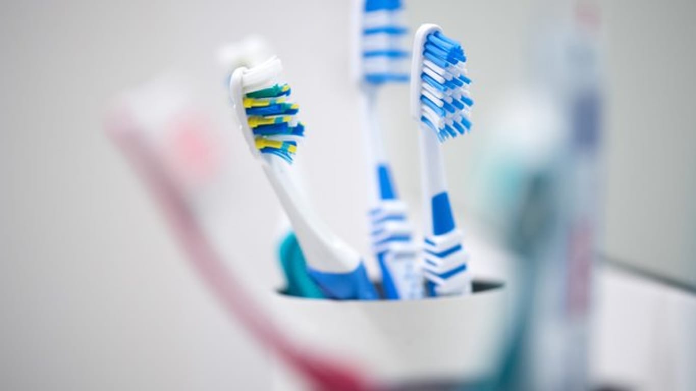 Zahnbürste: Auch im Zahnputzbecher können sich schnell Schmutz und Kalk ablagern.