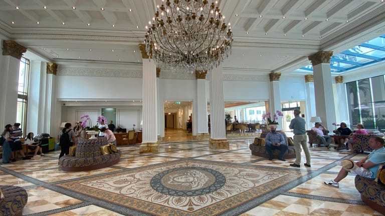 Prunk und Protz im Palazzo Versace: Im Eingang wird man von einem riesigen Kronleuchter überwältigt.