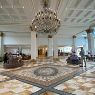 Prunk und Protz im Palazzo Versace: Im Eingang wird man von einem riesigen Kronleuchter überwältigt.