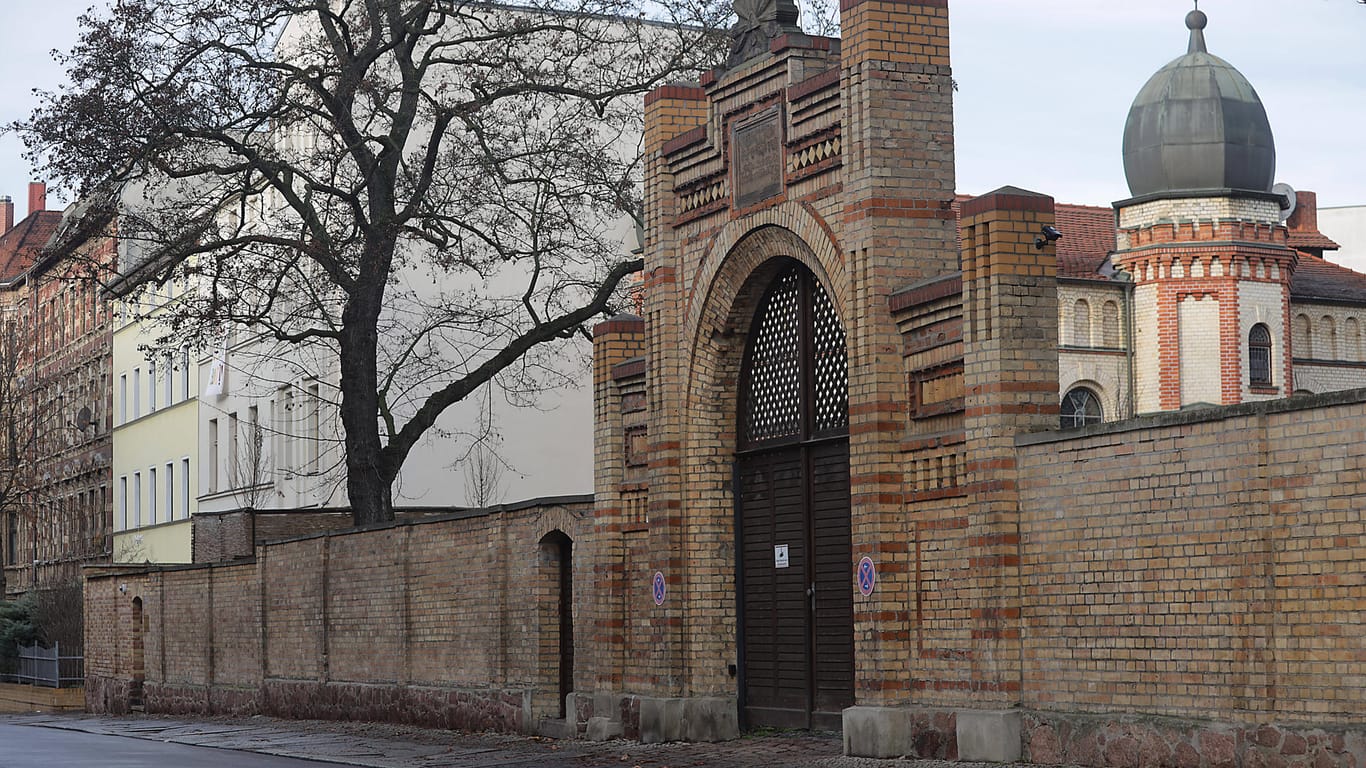 Synagoge in Halle (Saale): Laut einer Studie der Bertelsmann-Stiftung wollen 81 Prozent der Deutschen die Geschichte des Holocausts am liebsten "hinter sich lassen".