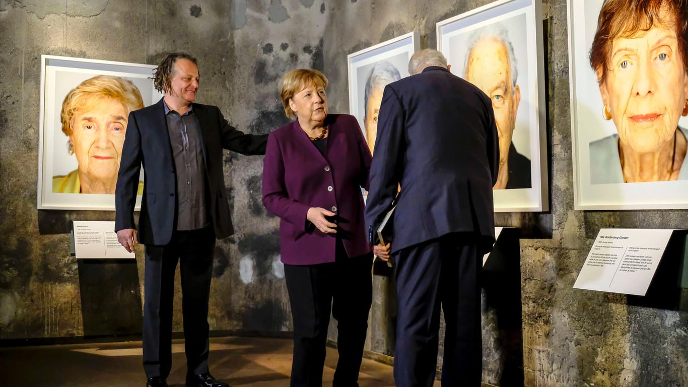 Bundeskanzlerin Angela Merkel (CDU) lässt sich die "Survivors"-Ausstellung in der Essener Zeche Zollverein erklären: Antisemitismus lässt sich nicht allein durch die Politik lösen.