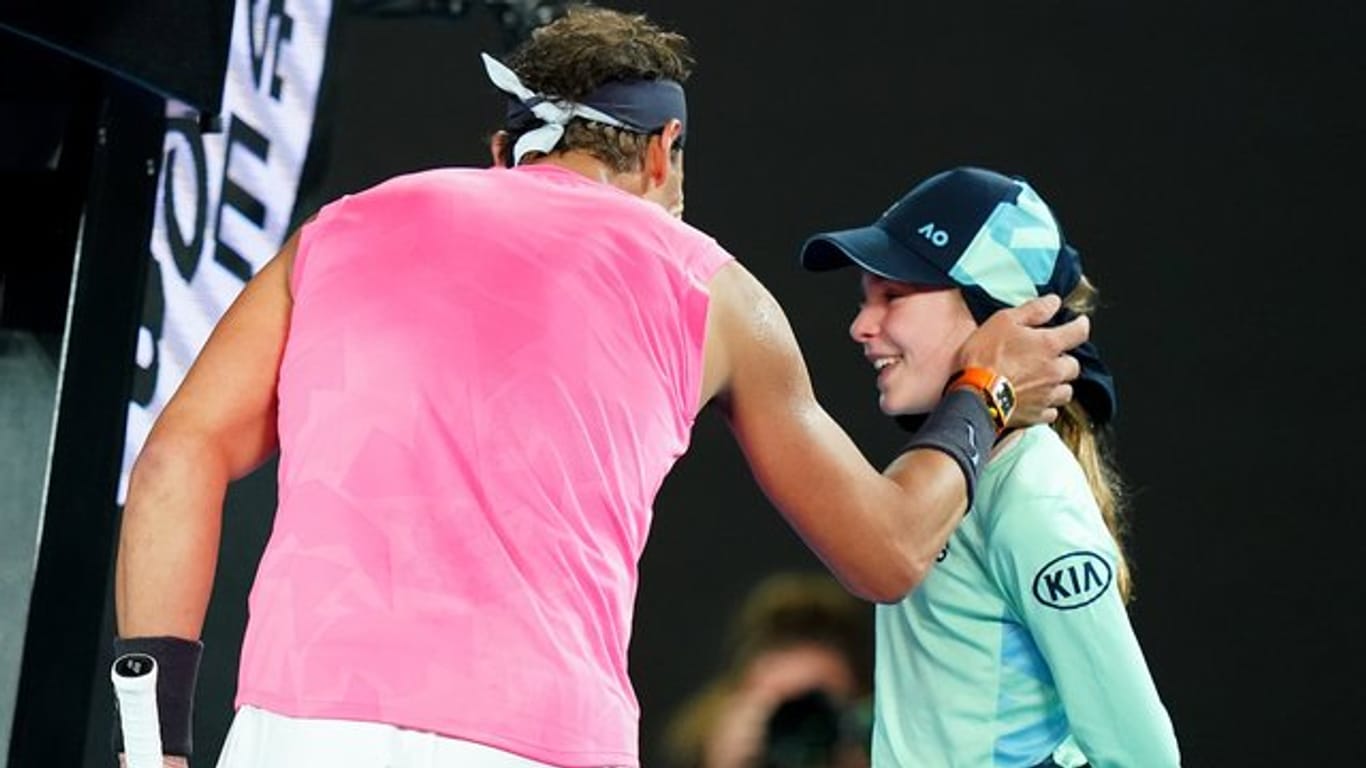 Rafael Nadal entschuldigt mit einem Ballmädchen, nachdem sie während des Spiels von einem Ball getroffen wurde.