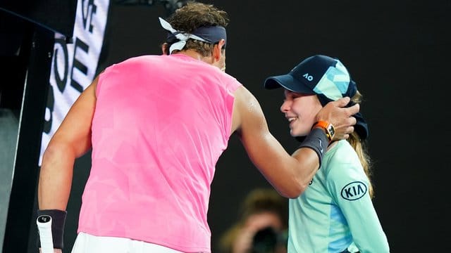 Rafael Nadal entschuldigt mit einem Ballmädchen, nachdem sie während des Spiels von einem Ball getroffen wurde.