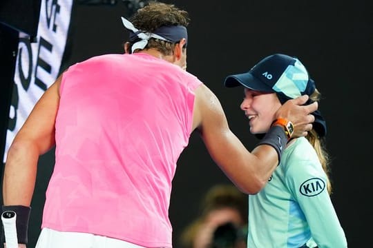 Rafael Nadal entschuldigt mit einem Ballmädchen, nachdem sie während des Spiels von einem Ball getroffen wurde.