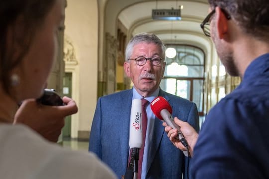 Thilo Sarrazin ist vor allem wegen migrationskritischer Äußerungen in seinen Büchern in der SPD umstritten.