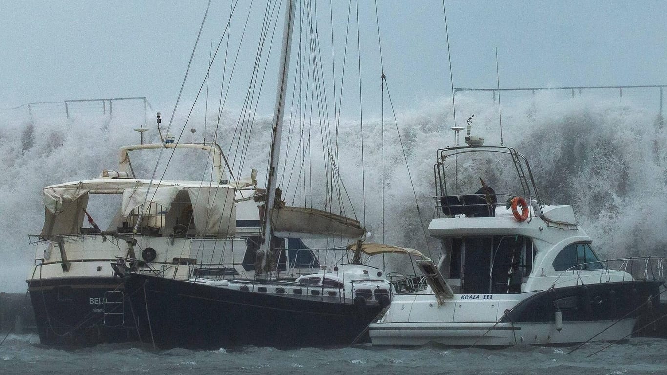 Hohe Wellen brechen in einem Hafen in Barcelona: Die Schulen im Osten Spaniens wurden wegen des extremen Wetters geschlossen.