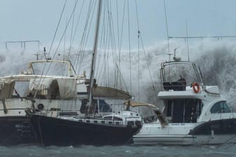 Hohe Wellen brechen in einem Hafen in Barcelona: Die Schulen im Osten Spaniens wurden wegen des extremen Wetters geschlossen.