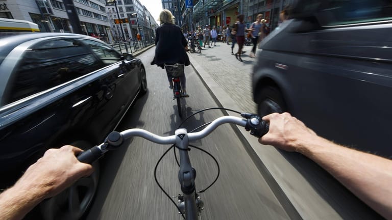Auto und Radfahrer: Sehr häufig ist der Abstand beim Überholen viel zu gering.