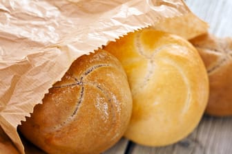 Brötchentüte: Wenn Sie Papier und Plastik vermeiden wollen, kaufen Sie sich einen Brotbeutel und transportieren Sie die Backwaren darin.