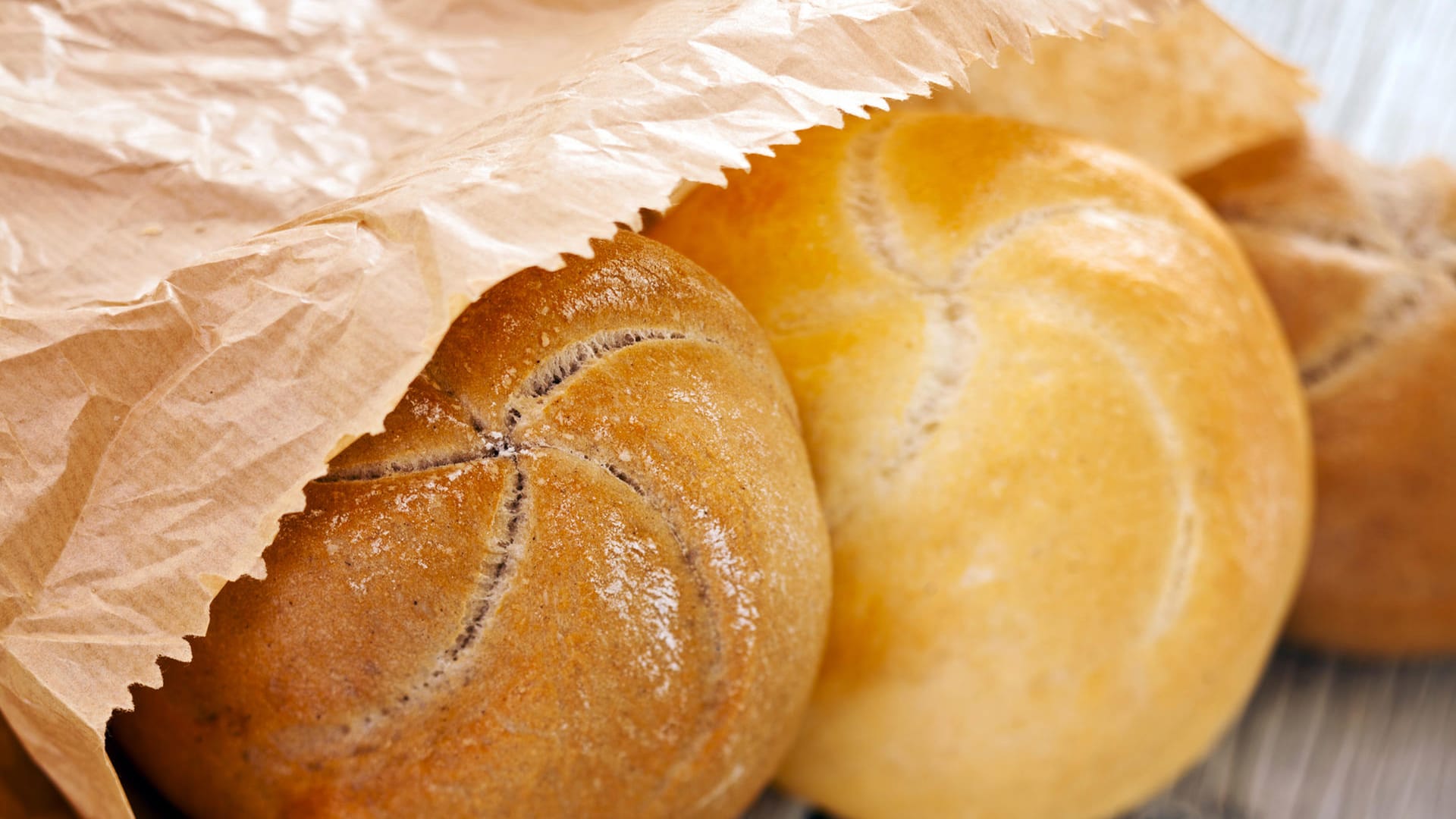 Brötchentüte: Wenn Sie Papier und Plastik vermeiden wollen, kaufen Sie sich einen Brotbeutel und transportieren Sie die Backwaren darin.