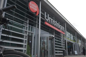 Eingang zum Umsteiger: Das Fahrradparkhaus am Kieler Hauptbahnhof ist offenbar sehr beliebt.