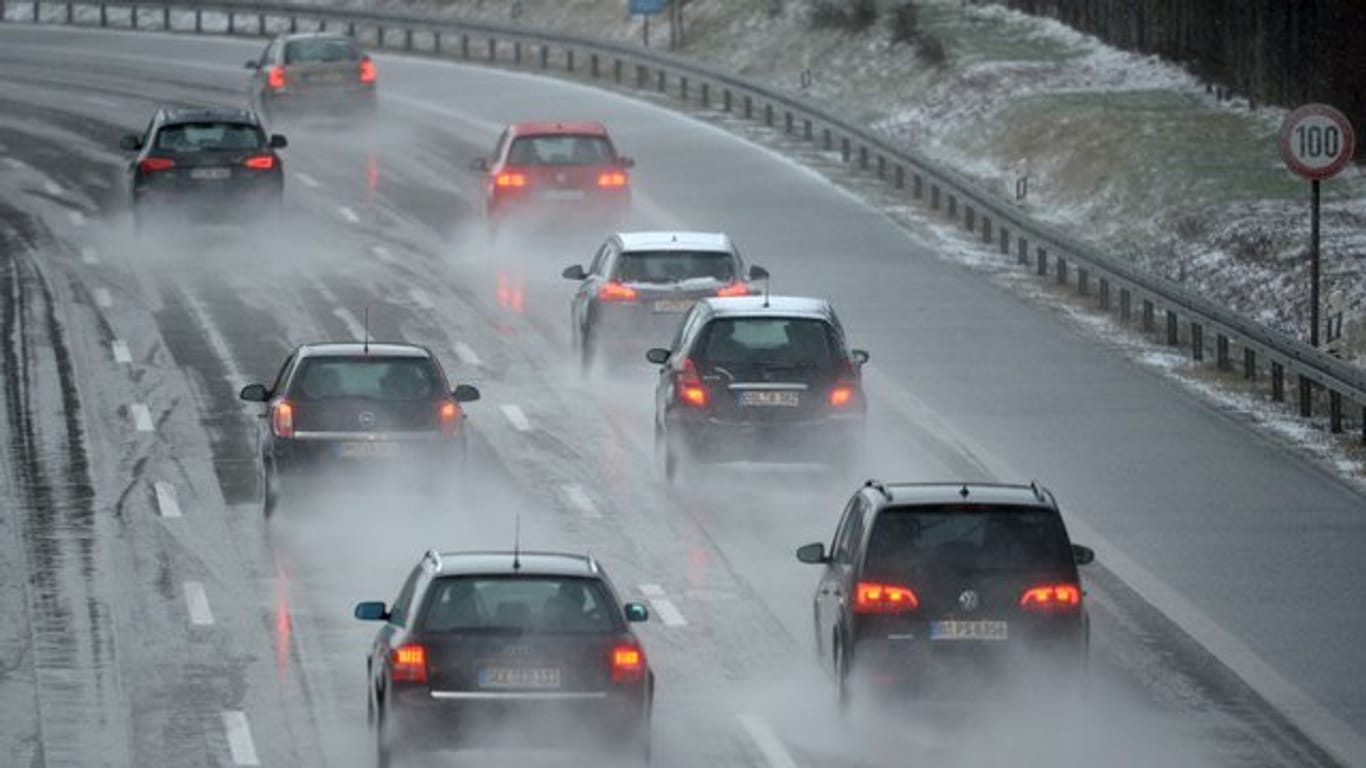 Glättegefahr: Wenn Regen auf gefrorene Böden fällt, kann es für Autofahrer gefährlich werden.